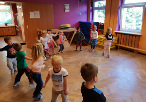 Dzieci tańczą szalony taniec