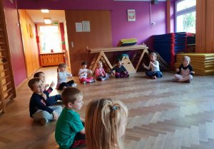 Dzieci tańczą paluszkami u rąk