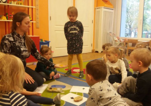 Pokaz pożywienia, którym można karmić ptaki.
