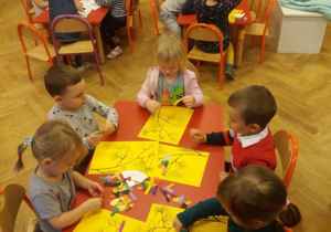 Dzieci wykonują pracę plastyczną.