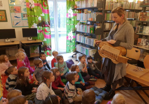 Pani prezentuje lirę korbową