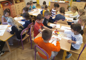 dzieci malują