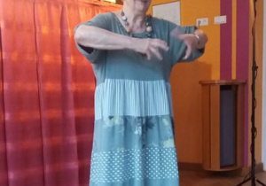 Aktorka wprowadza dzieci w historię.