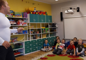 dzieci obserwują