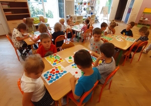 Jaskółki pracują przy stolikach