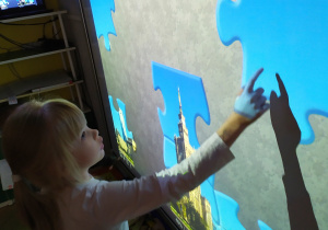 dziewczynka układa puzzle