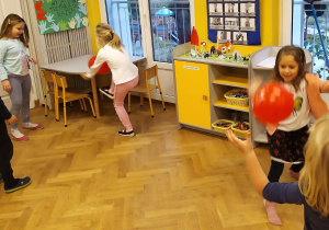 dzieci bawią się balonami