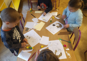 dzieci pracują przy stolikach