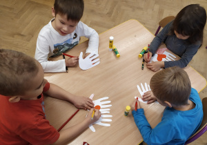 dzieci pracują