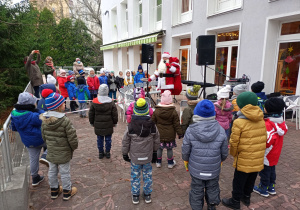 Mikołaj śpiewa piosenke dla dzieci.