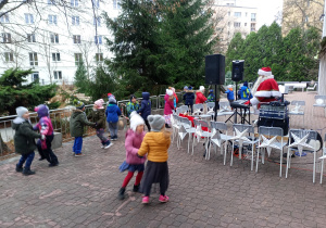 Dzieci tańcza w parach.