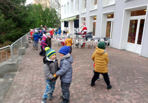 Dzieci tańczą.