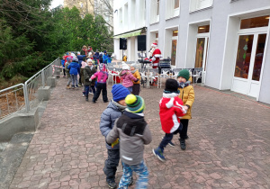 Przedszkolaki tańczą.