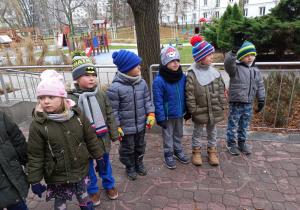 Dzieci odpowiadaja na pytania Śnieżynki.