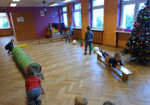 Tor przeszkód przy choince.