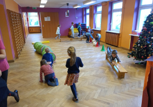 Dzieci pokonuja urzadzenia.