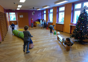 Dzieci w tunelu i na ławeczce.