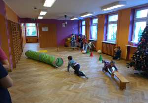 Tor przeszkód na sali.
