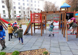 Zabawy rekreacyjne na dworze.