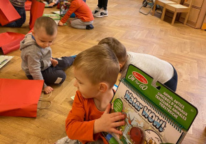 Chłopiec rozpakowuje prezent