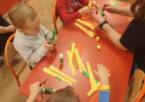 Dzieci pracują przy stolikach