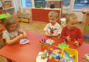 Dzieci pracują przy stolikach