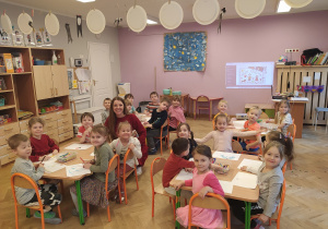 Dzieci pracują przy stolikach