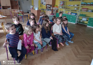 dzieci oglądają teatr