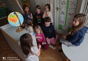dzieci bawią się w aktorów