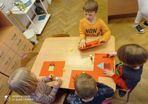 dzieci wykonują zadanie