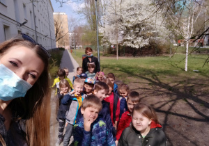 Grupa na tle drzewa kwitnącego na biało