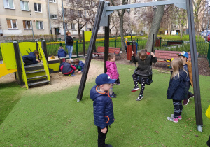 Zabawy na placyku z drugiej strony