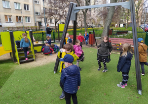 Zabawy przy huśtawce