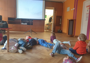 Dzieci oglądają jak ptaki latają