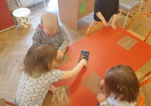 Dzieci rysują piórka