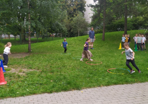 dzieci pokonują przeszkody