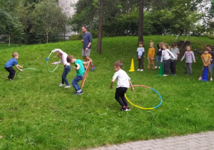 przejście przez hula hop
