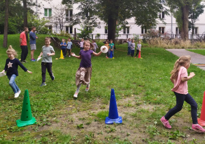 dzieci biegają