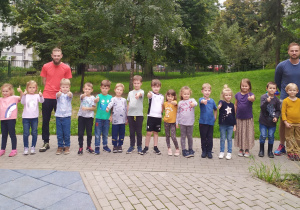 zdjęcie grupowe z nauczycielami