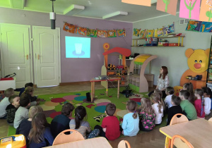 dzieci oglądają film