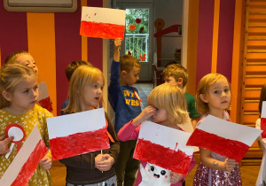 Dzieci trzymają flagi Polski