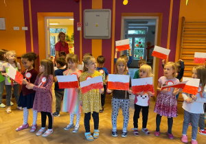 Dzieci śpiewaja Hymn Polski