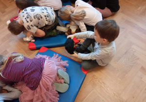 Dzieci na maskotkach sprawdzają stan poszkodowanego.