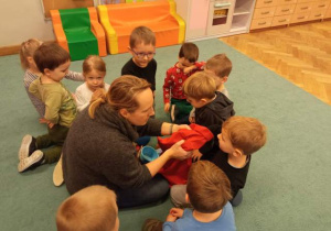 Chłopiec losuje przedmiot z worka.