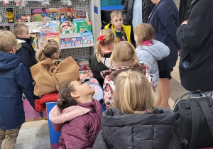 Pani wita dzieci