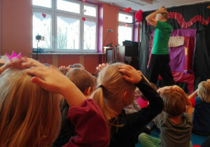 dzieci ilustrują ruchem