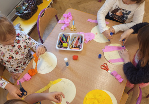 Dzieci wykonują prace plastyczne na temat uśmiechów