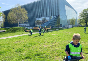 Sprzątanie okolic muzeum Polin