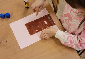 Dziewczynka projektuje czekoladę