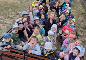 Zdjęcie grupowe na wozie